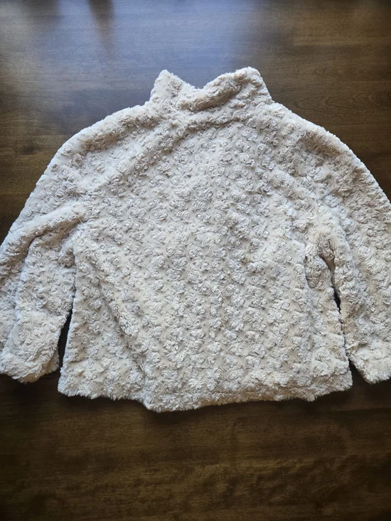 Sisters Outerwear Faux Fur Jacket Cream Short Sleeve Small Cozy Coat - Picture 3 of 5